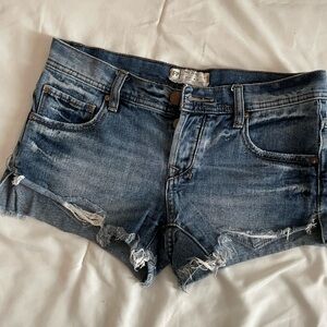 👖Dark wash denim low rise shorts // FREE PEOPLE size: w24 // GOOD condition